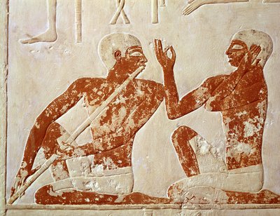 Relevo pintado representando um tocador de flauta e um cantor em um banquete funerário, do túmulo de Nenkhefetka, Saqqarah, Reino Antigo, c.2400 aC (pintura de parede) de Egyptian 5th Dynasty