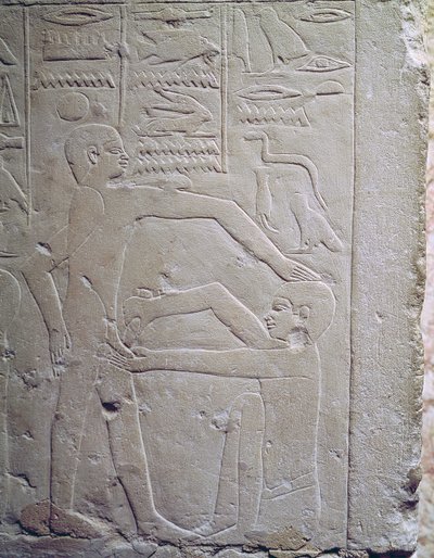 Relevo representando uma cena de circuncisão, da Mastaba de Ankh-Ma-Hor "O Túmulo do Médico", Reino Antigo (pedra calcária) de Egyptian 6th Dynasty