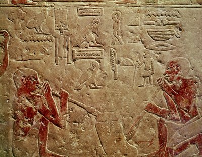 Relevo retratando sopradores de vidro, do Mastaba de Kaemrehu, Saqqara, Reino Antigo, c.2325 aC (calcário pintado) de Egyptian 6th Dynasty