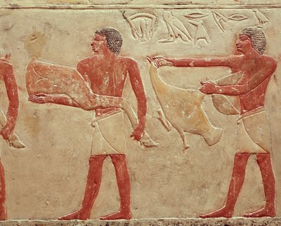 Relevo retratando servos carregando um pedaço de carne e um pato, do túmulo da princesa Idut, Old Kingdom, c.2330 aC (calcário pintado) de Egyptian 6th Dynasty