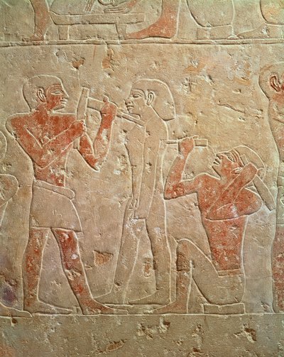 Relevo retratando dois escultores esculpindo uma estátua, da mastaba de Kaemrehu, Saqqara, Império Antigo, c.2325 aC (calcário pintado) de Egyptian 6th Dynasty