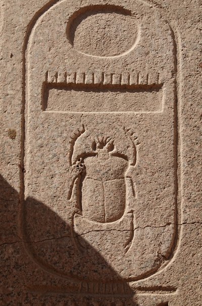 Escaravelho, emblema do poder real, local de Karnac de Egyptian Egyptian