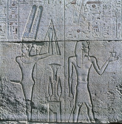Egito, Tebas Antiga, Luxor, Karnak, alívio do deus Min e Philip III Arrhidaeus no Grande Templo de Amon de Egyptian Egyptian