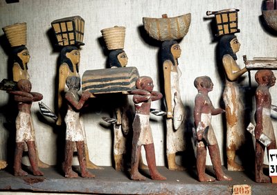 Antiquite egípcio: um grupo esculpido de madeira pintada representando servos com oferendas ao falecido. Cairo, Museu Egípcio de Egyptian Egyptian