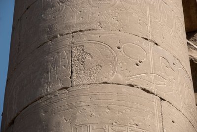 Antiquidade egípcia: detalhe de uma coluna com cartucho apagado por causa da "damnatio memoriae", apagamento dos cartuchos de alguns faraós considerados heréticos pelos seus sucessores, Templo de Luxor. East Bank (Tebas), Egito de Egyptian Egyptian