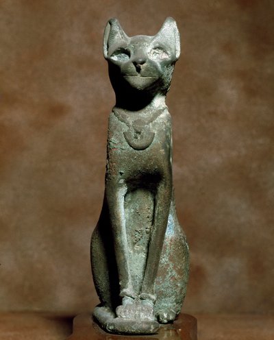 Antiguidade egípcia: a deusa Gata Bastet. A escultura de bronze. Turim, museu egípcio - Antiguidades egípcias: a deusa Gata Bastet. Escultura em bronze. Museu Egípcio, Turim, Itália de Egyptian Egyptian