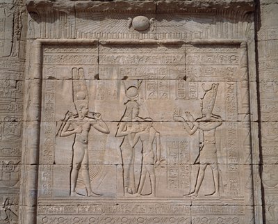 Antiguidade egípcia: vista dos baixos relevos do templo da deusa Hathor em Denderah de Egyptian Egyptian