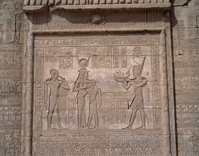 Antiguidade egípcia: vista dos baixos relevos do templo da deusa Hathor em Denderah de Egyptian Egyptian