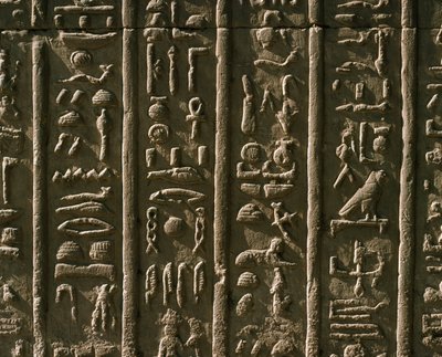 Baixo relevo com hieróglifos, 51-30 aC de Egyptian Egyptian