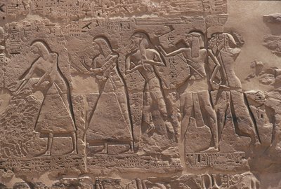 Alívio de escriba e cativa no templo fortificado de Ramsés III em Medinet Habu de Egyptian Egyptian