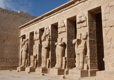 Esculturas das divindades, templo de Hórus, Edfu de Egyptian Egyptian