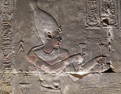 O Faraó usando o Hedjet, Templo de Hórus em Edfu de Egyptian Egyptian