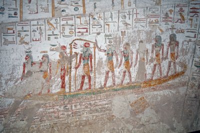 Túmulo de Ramsés IX, hieróglifo do Deus Rá no barco, Luxor de Egyptian Egyptian