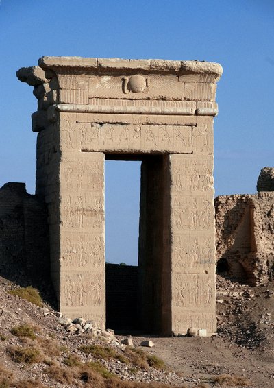 Antiguidade Egípcia: Vista do Arco da Porta Norte, Templo de Hathor, Denderah, Egipto de Egyptian Ptolemaic Period