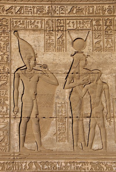 Antiquidade egípcia: Mammisi romana comemorando o nascimento de Ihy, filho de Hathor - Detalhe de relevos e hieróglifos: a deusa Isis - Hathor amamentando seu filho Ihi (Ihy) e atrás dela outra imagem de Ihi com um dedo na boca indicando que é um de Egyptian Ptolemaic Period