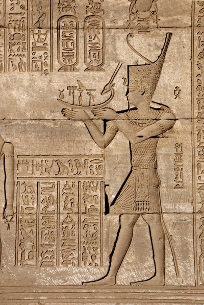 Antiquidade egípcia: Mamíferos romanos comemorando o nascimento de Ihy, filho de Ísis - Detalhe de relevos e hieróglifos, Templo de Hathor, Denderah, Egito - Civilização egípcia: um homem carregando uma casca simbólica, detalhe de um mamífero romano, comem de Egyptian Ptolemaic Period