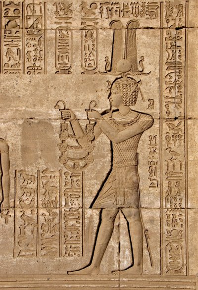 Antiquidade egípcia: Mammisi romano comemorando o nascimento de Ihy, filho de Isis - Detalhe de relevos e hieróglifos: Imperador Trajano levando oferendas à deusa Hathor - Templo de Hathor, Denderah, Egipto - Civilização egípcia: Imperador Trajano carregan de Egyptian Ptolemaic Period