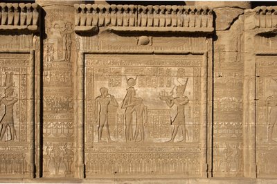 Antiquidade egípcia: Mammisi romano comemorando o nascimento de Ihy, filho de Ísis. Templo de Hathor, Denderah, Egipto. de Egyptian Ptolemaic Period
