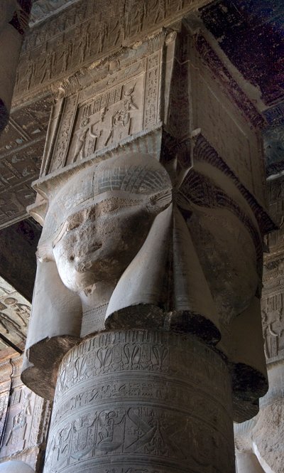 Antiquite egípcia: capital de colunas decoradas com a representação da deusa Hathor. Templo de Hathor, Denderah, Egito de Egyptian Ptolemaic Period