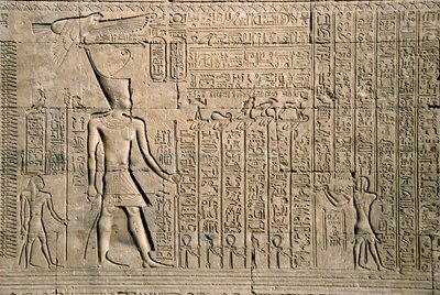 Antiquite egípcio: alívio externo com hieróglifos. Templo de Hathor, Denderah, Egito - Civilização egípcia: hieróglifos e figuras esculpidas na parede do Templo de Hathor (ou Templo do Tentyra) em Denderah, construído sob o reinado de Pepi I (ca. 2250 a.C. de Egyptian Ptolemaic Period