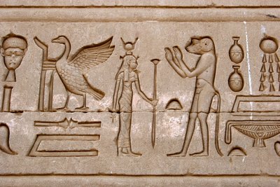 Antiquito egípcio: hieróglifos na parede oriental do Templo de Hathor, Denderah, Egito - Civilização egípcia: hieróglifos gravados na parede do Templo de Hathor (ou Templo do Tentyra) em Denderah, construído sob o reinado de Pepi I (ca. 2250 a.C.) - Templo de Egyptian Ptolemaic Period
