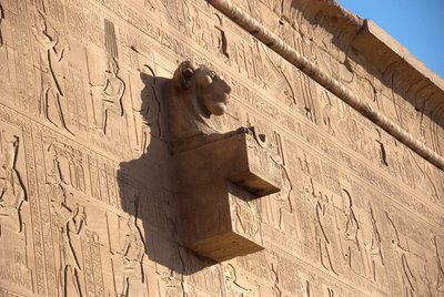 Antiguidade egípcia: gárgula de cabeça de leão, templo de Hathor, Denderah, Egito de Egyptian Ptolemaic Period