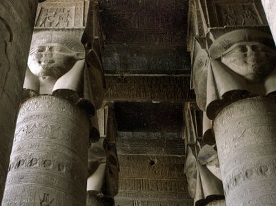 Antiquite egípcio: vista parcial da sala do hipostilo com colunas decoradas com a representação da deusa Hathor. Templo de Hathor, Denderah, Egito de Egyptian Ptolemaic Period