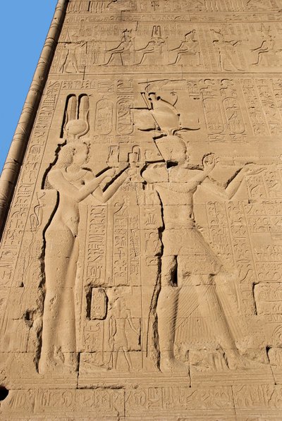 Antiquite egípcio: relevo da parede traseira do templo dedicado à deusa Hathor representando Cleopatre e Cesarion. Denderah, Egito de Egyptian Ptolemaic Period