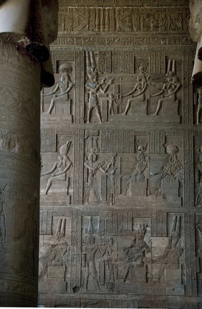 Antiquite egípcia: relevos dentro da sala hipócrita do templo dedicado a Hathor, Denderah, Egito de Egyptian Ptolemaic Period