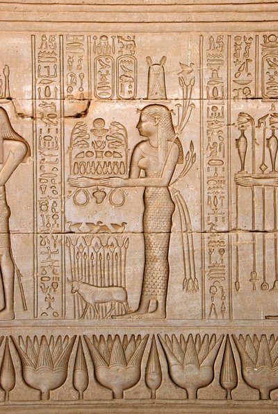 Antiguidade egípcia: representação de uma mulher trazendo oferendas à deusa Hathor, Templo de Hathor, Denderah, Egito - Civilização egípcia: mulher trazendo oferendas à deusa Hathor - Figura esculpida na parede do Templo de Hathor (ou Templo do Tentyra) i de Egyptian Ptolemaic Period