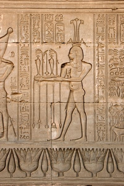 Antiguidade egípcia: representação do deus do Nilo, Hapy e hieróglifos, Templo de Hathor, Denderah, Egito - Civilização egípcia: o deus do Nilo, Hapy e hieróglifos esculpidos na parede do Templo de Hathor (ou Templo do Tentyra) em Denderah, de Egyptian Ptolemaic Period
