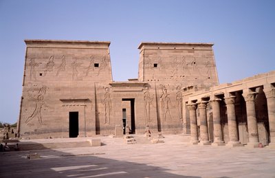 Antiquite egípcio: vista da entrada do templo de Edfu (Edfu) dedicado ao divinita Horus e construído entre 237 e 57 aC. Egito de Egyptian Ptolemaic Period