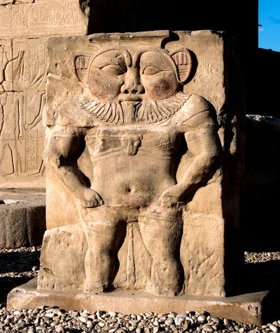 Antiquite egípcia: a divindade Bes. Detalhe de um baixo relevo do templo dedicado à deusa Hathor. Templo de Hathor, Dendera (Denderah), Egito de Egyptian Ptolemaic Period