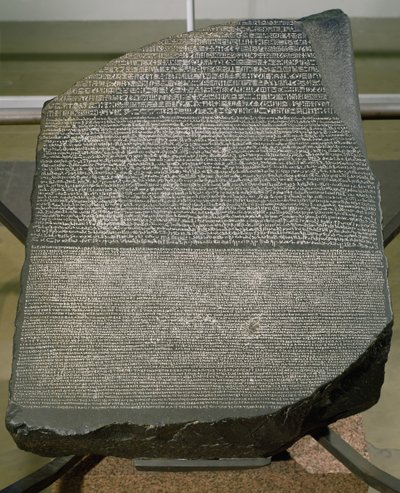 A Pedra de Roseta, do Forte St. Julien, El-Rashid (Roseta) 196 a.C. (pedra) (ver também 2359) de Egyptian Ptolemaic Period