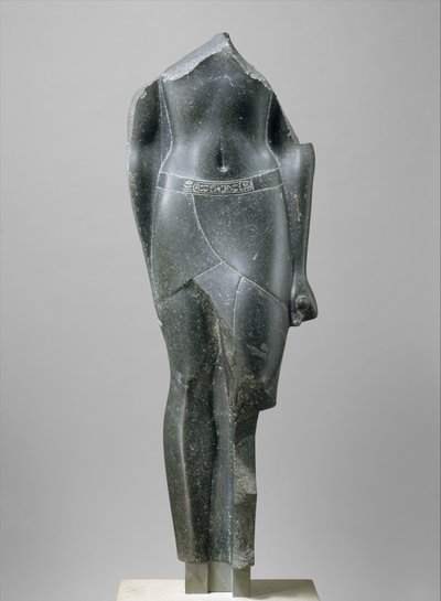 Torso de um rei ptolemaico, inscrito com cartuchos de um Ptolomeu tardio, 80-30 aC (basalto) de Egyptian Ptolemaic Period