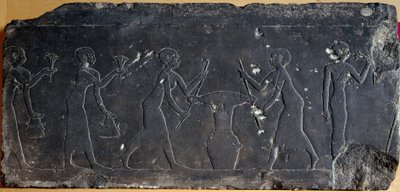 Antiguidade egípcia: placa de calcário decorada em baixo relevo representando a prensagem de flores de lótus, século VIII a VII a.C. (relevo) de Egyptian School