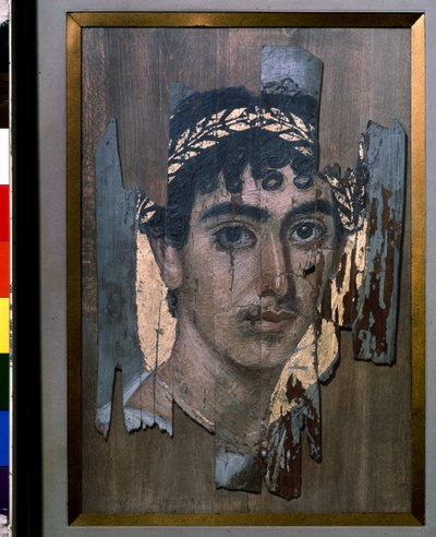 Antiguidade egípcia: "Retrato fúnebre de um jovem junto da aurola dourada", século II (pintura sobre madeira) de Egyptian School