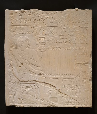Relevo do túmulo de Khnumti, c.2345-2184 a.C. (pedra calcária branca) de Egyptian School