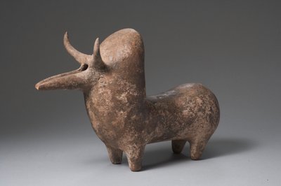 Amlash rhyton sob a forma de um touro zebu (terracota) de Elamite