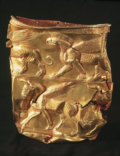 Copo decorado com touro alado e monstros com cabeças de águia, de Marlik, Irã (ouro) de Elamite