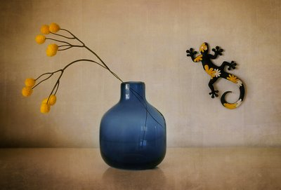 Vaso azul com ramo amarelo de Elena Arjona