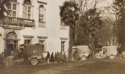 Álbum da Primeira Guerra Mundial em Friuli-Venezia Giulia: chegada da ambulância com os feridos em Villa Brazzà, casa de 17 do Hospital de guerra em Soleschiano Manzano, 25/11/1915 (foto a p/b) de Elena Bianconcini
