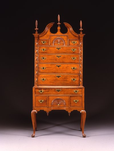 A família Hawley-Clarke-Lyman Queen Anne esculpiu cômoda alta, área de Hadley ou Springfield, Massachusetts, c.1750-70 (cerejeira) de Eliakim (school of) Smith