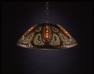 Candelabro, c.1910 (concha de cobre e chiton) de Elizabeth Eaton Burton