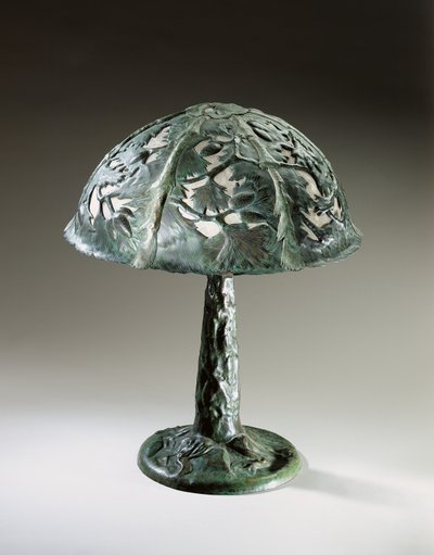 Candeeiro de mesa, c.1910 (latão patinado e concha) de Elizabeth Eaton Burton