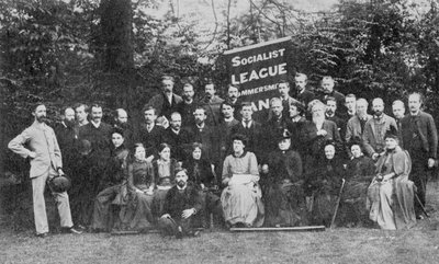 William Morris e a Liga Socialista de Hammersmith, c.1885 (foto bw) de Emery Walker