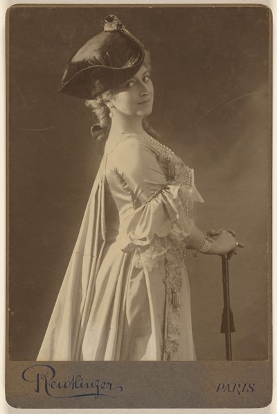 [Mulher não identificada, de chapéu escuro, de pé, com as mãos apoiadas numa bengala]. de Emile Auguste Reutlinger