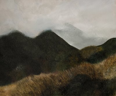 Picos das Montanhas Envoltos em Nevoeiro de Emily Tingey