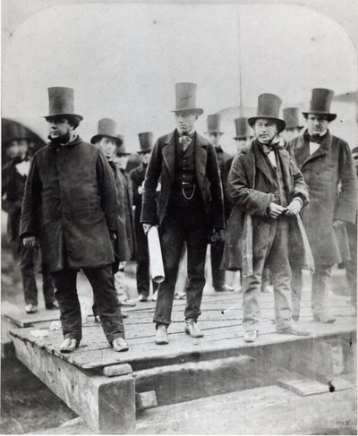 (L para o R) John Scott Russell, Henry Wakefield, Isambard Kingdom Brunel e Lord Derby no lançamento do SS Great Eastern de English Photographer