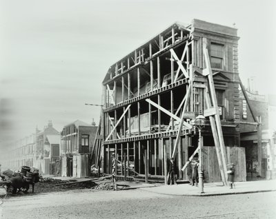 85 Stoke Newington Road: esquina da Stoke Newington Road e Prince George Road, 1897 de English Photographer